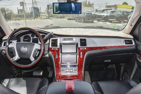 2011 - CADILLAC ESCALADE - SUPER CLEAN - ONLY 153,000 KM