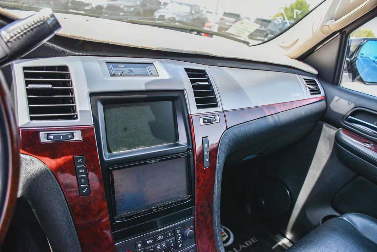 2011 - CADILLAC ESCALADE - SUPER CLEAN - ONLY 153,000 KM-12-12