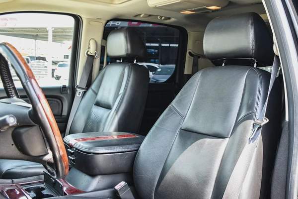 2011 - CADILLAC ESCALADE - SUPER CLEAN - ONLY 153,000 KM