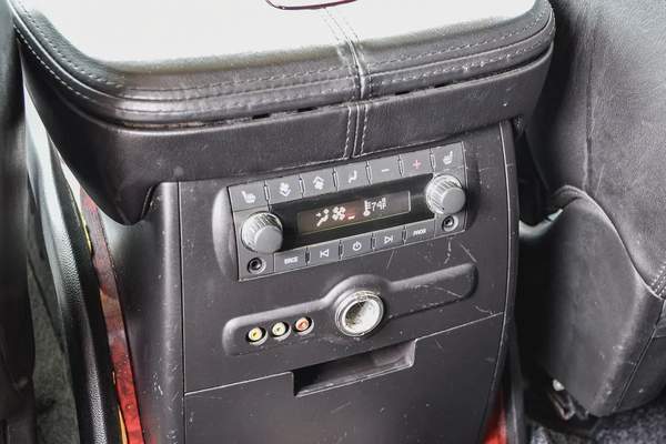 2011 - CADILLAC ESCALADE - SUPER CLEAN - ONLY 153,000 KM