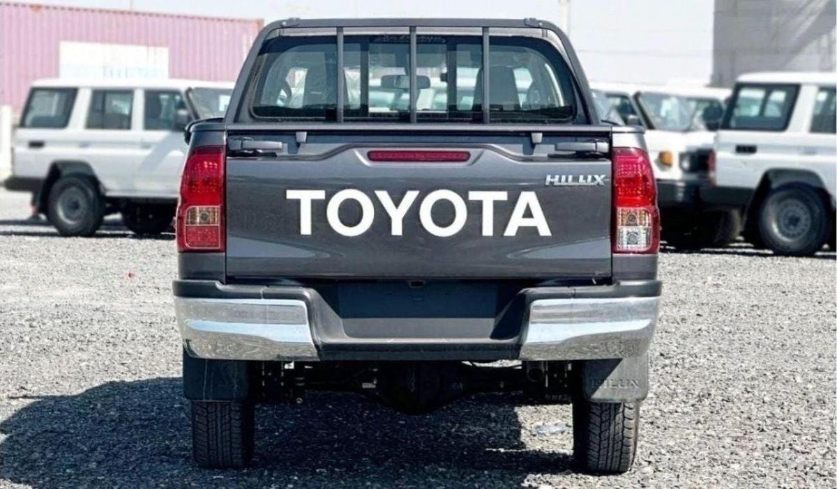 Toyota Hilux Toyota Hilux 2.4L 2024 basic option V4 WITH WINDOWS POWER-5-5