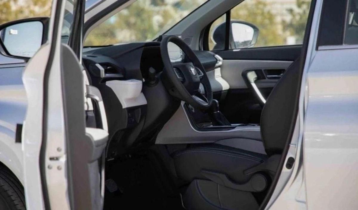 Toyota Veloz Toyota Veloz 2025 Toyota Veloz V 1.5 - Silver inside Black-11-11