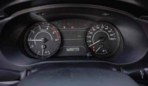 Toyota Hilux TOYOTA HILUX DC 2.4D MT 4X4 P.WINDOW MY2024– SILVER