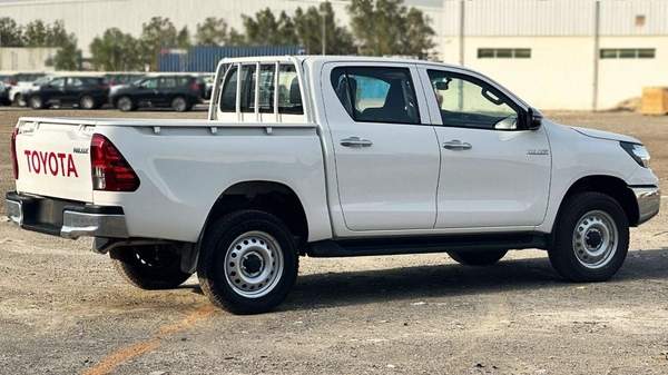 Toyota Hilux Toyota Hilux 2.7 petrol Manuel 2025 basic option four wheels