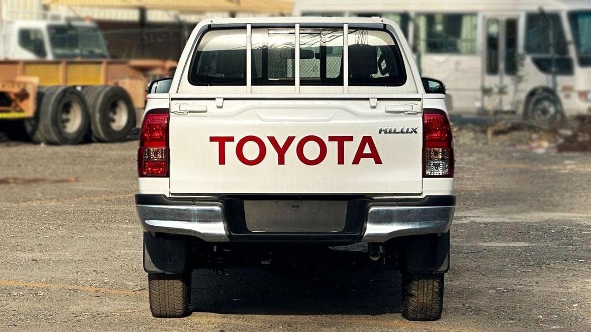 Toyota Hilux Toyota Hilux 2.7 petrol Manuel 2025 basic option four wheels-4-4