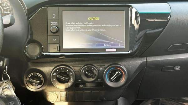 Toyota Hilux Toyota Hilux 2.7 petrol Manuel 2025 basic option four wheels