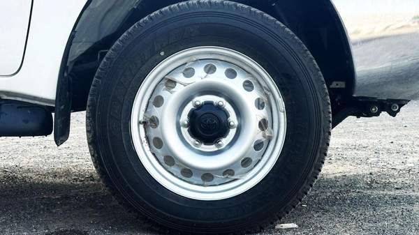 Toyota Hilux Toyota Hilux 2.7 petrol Manuel 2025 basic option four wheels