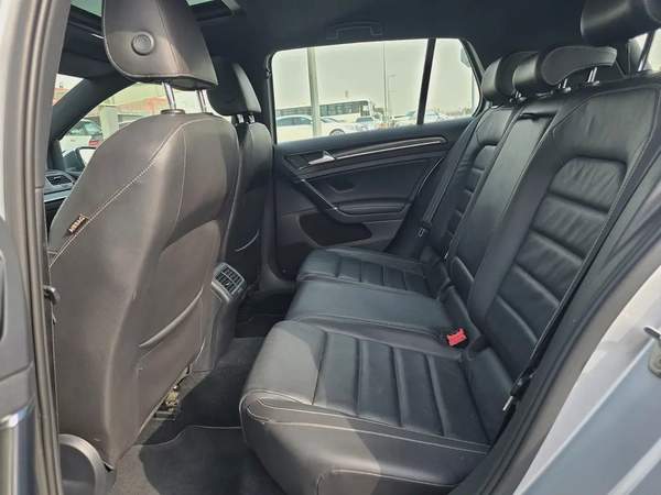 فولكس واجن كولف R 2017 مواصفات خليجية بحالة جيدة