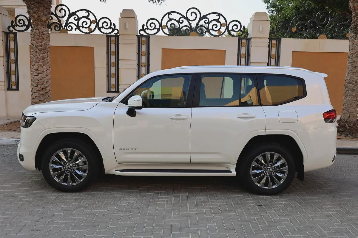 Toyota Land Cruiser LIKE BRAND NEW - TWIN TURBO-GXR-2025-1000KM-GCC SPECS-UNDER WARRANTY ALFOTAIM-6-6