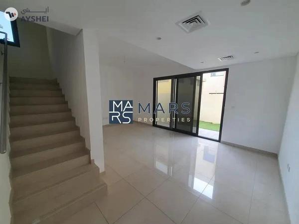 Elegant Corner 3-Bedroom Townhouse for Rent – Great Location!"