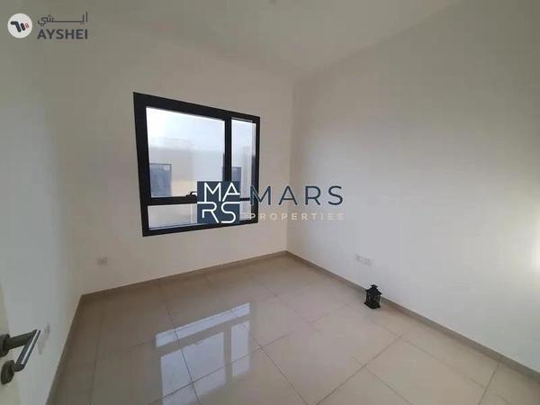 Elegant Corner 3-Bedroom Townhouse for Rent – Great Location!"