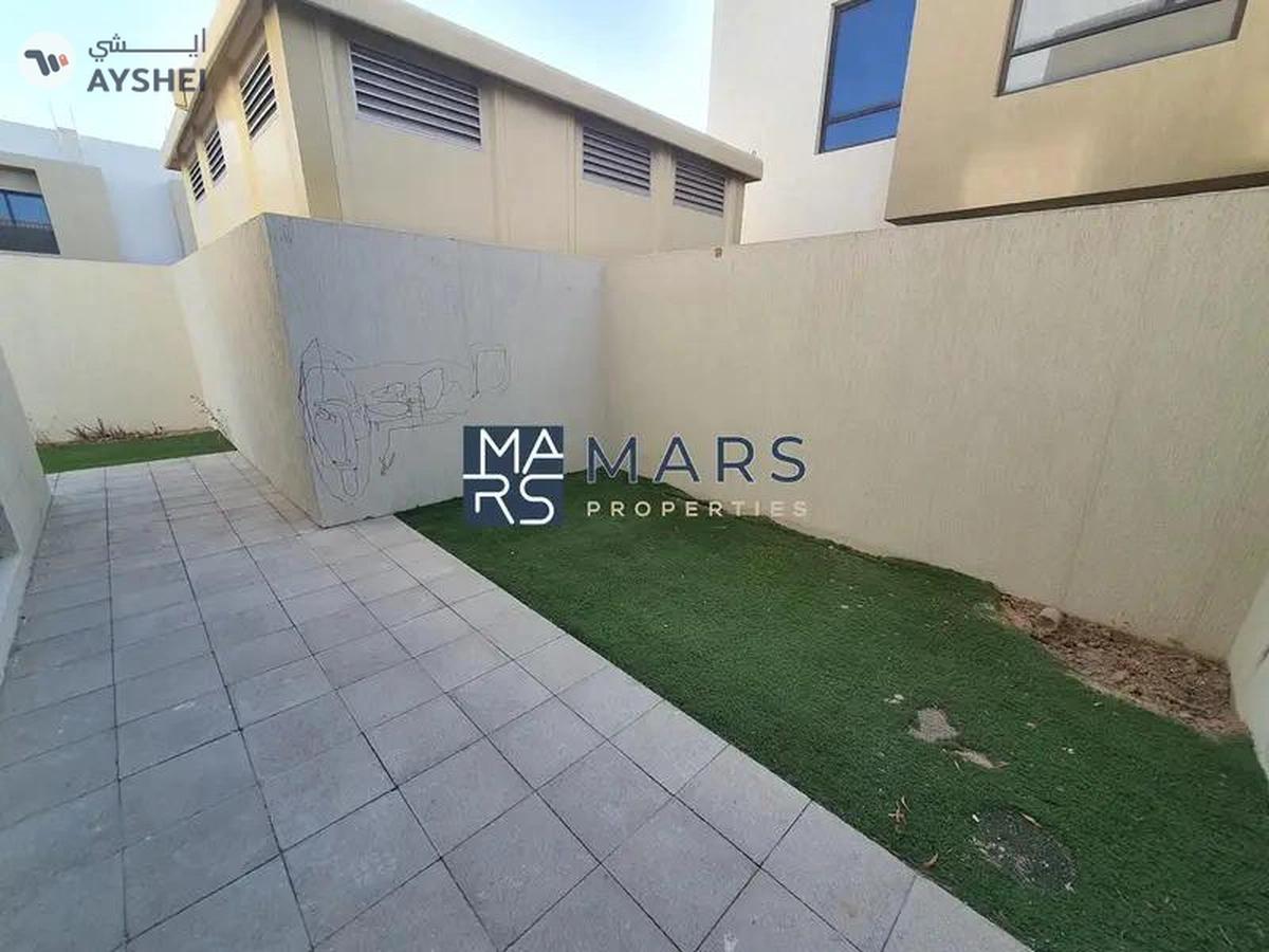 Elegant Corner 3-Bedroom Townhouse for Rent – Great Location!"-2-2