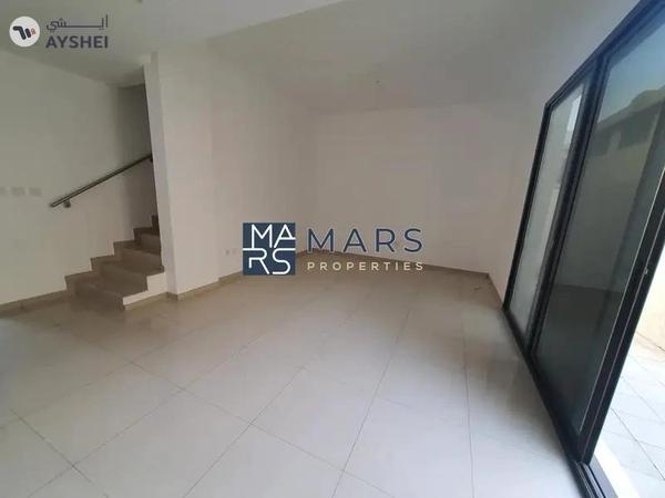 Elegant Corner 3-Bedroom Townhouse for Rent – Great Location!"