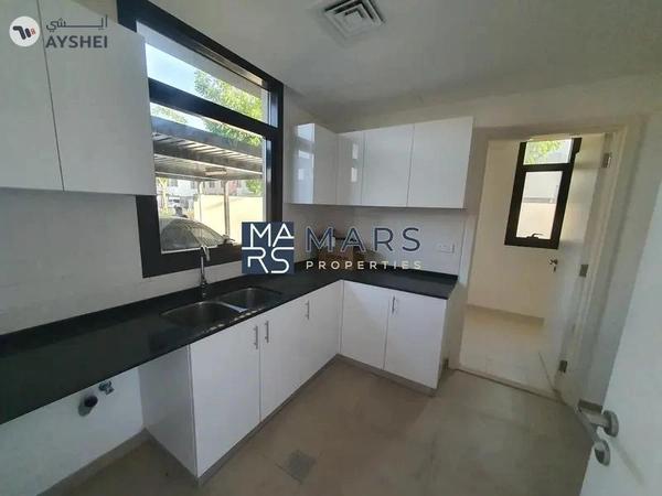 Elegant Corner 3-Bedroom Townhouse for Rent – Great Location!"