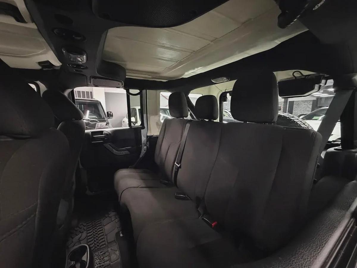 1 Owner | Apple CarPlay + Rev Camera | Original Paint | Full Service History | GCC Specs-13-13