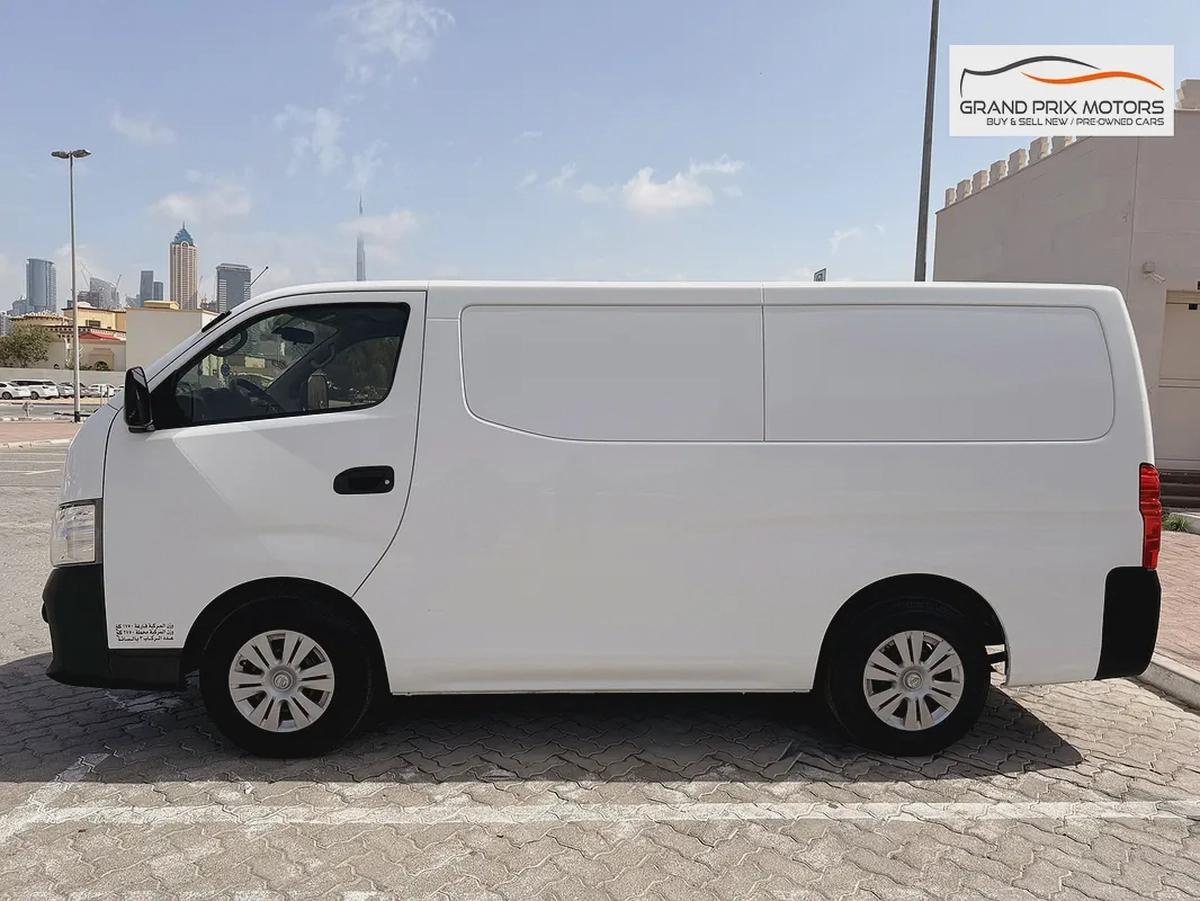 Nissan Urvan NV350 3 Seater AUTOMATIC 2022 Model GCC Specs With Service History In Perfect Condition-4-4