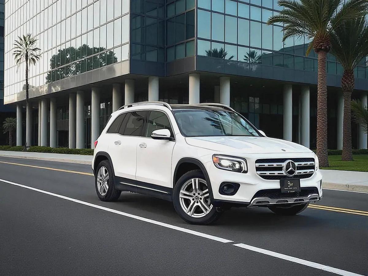 AED 1,560 PM | MERCEDES GLB250 4MATIC| 2023 | ORIGINAL PAINT | LOW MILEAGE| 0% DOWNPAYMENT-2-2