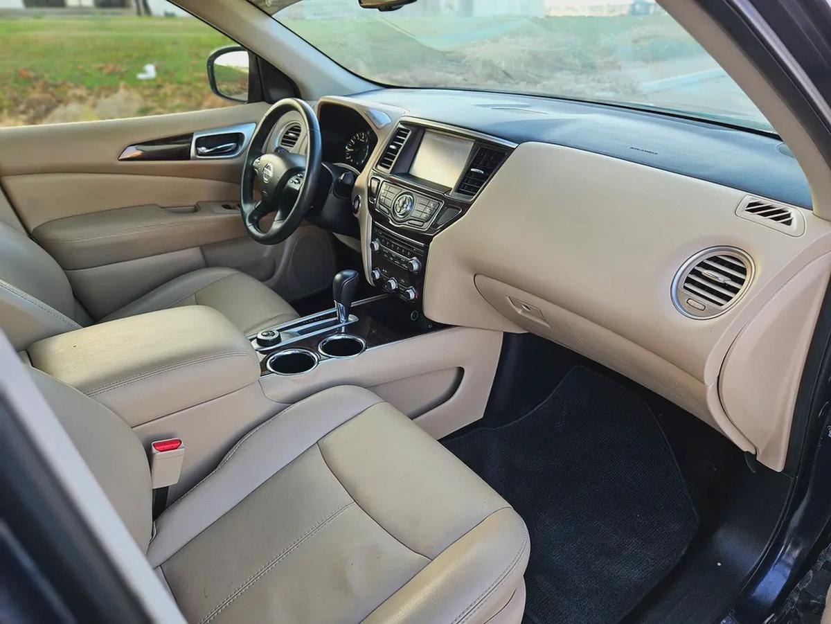Nissan Pathfinder 2016 SV TOP With Panoramic 4WD Navigation Premium Condition With Low KM-10-10