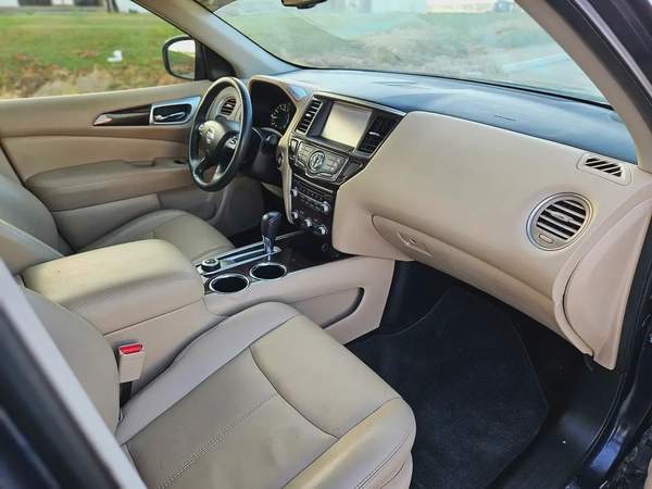 Nissan Pathfinder 2016 SV TOP With Panoramic 4WD Navigation Premium Condition With Low KM