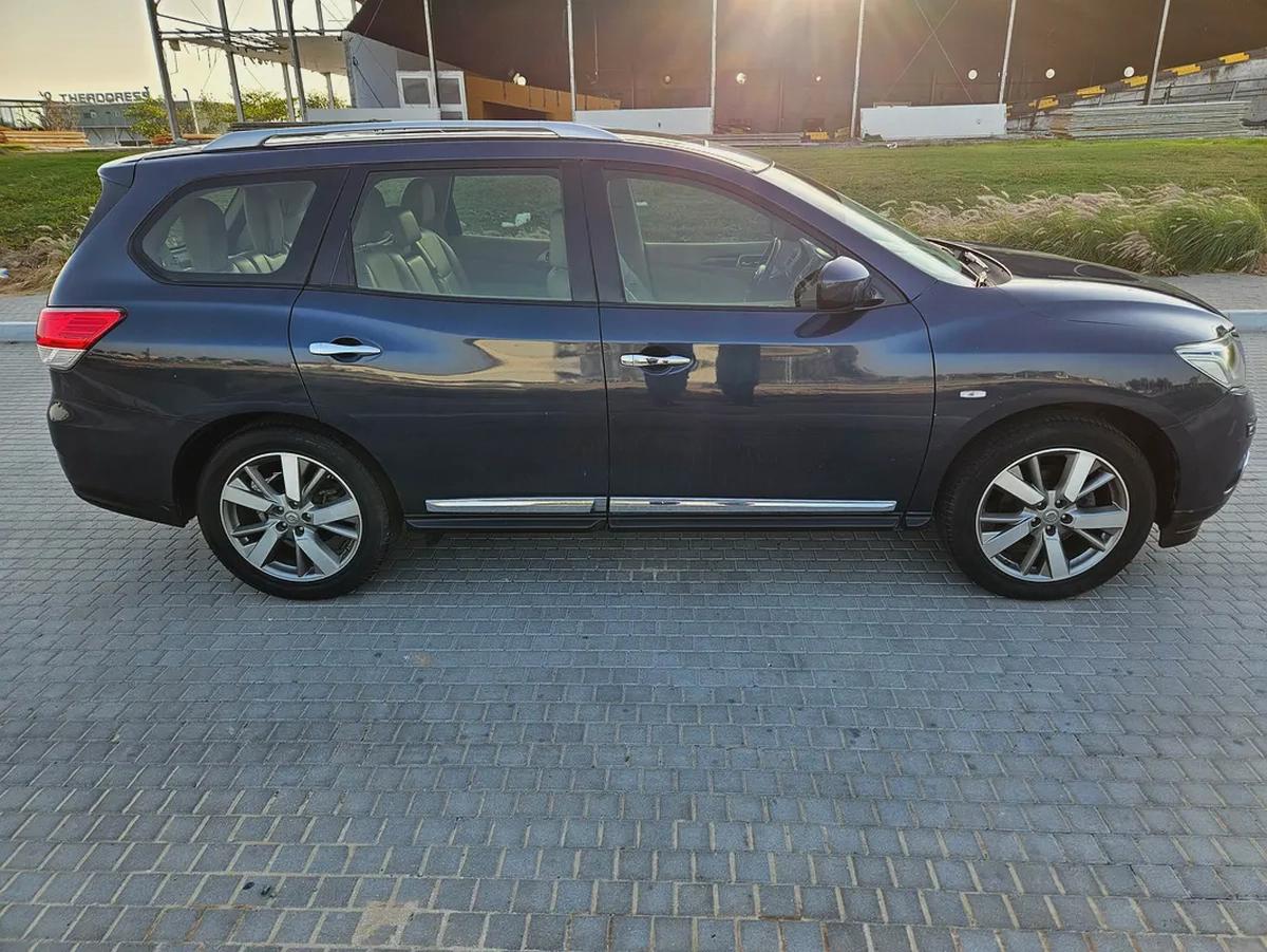 Nissan Pathfinder 2016 SV TOP With Panoramic 4WD Navigation Premium Condition With Low KM-16-16