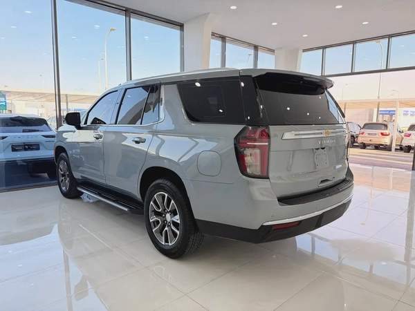 شيفروليه تاهو LT رمادي / بيج 2023 ( بن حمودة)