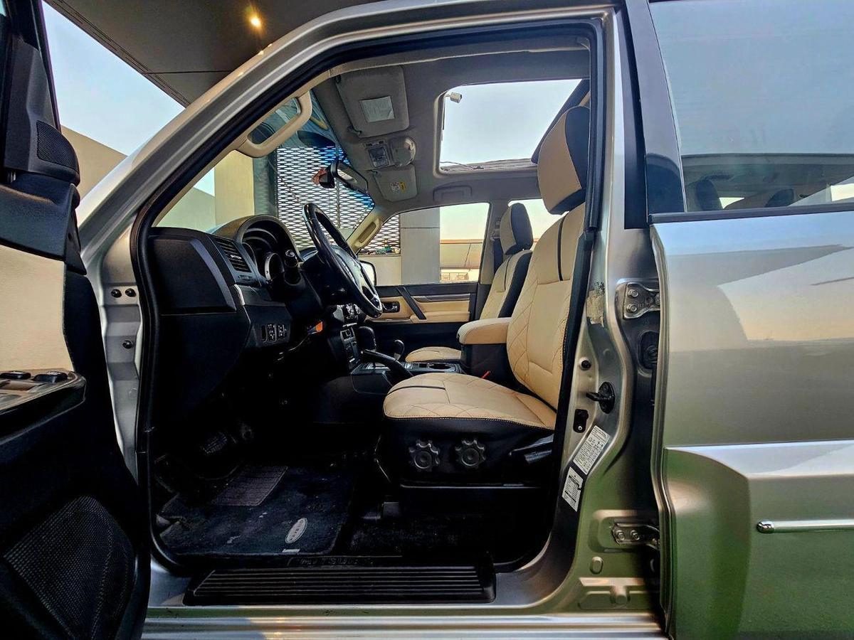 Mitsubishi Pajero GLS / SUNROOF/ LEATHER / ORIGINAL PAINT/ LOW MILEAGE / SINGLE OWNER-10-10