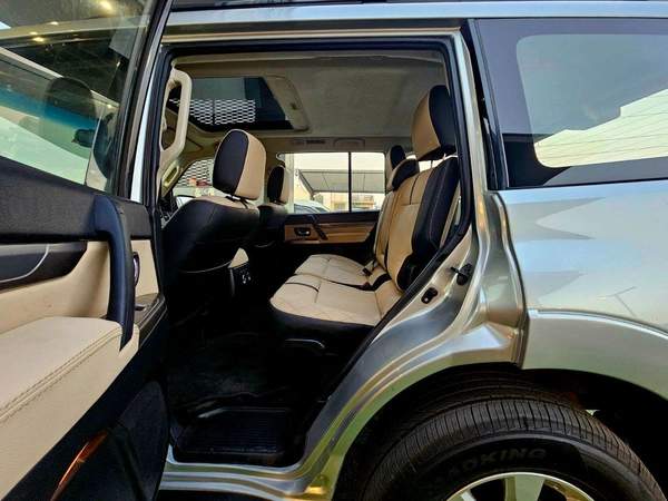 Mitsubishi Pajero GLS / SUNROOF/ LEATHER / ORIGINAL PAINT/ LOW MILEAGE / SINGLE OWNER