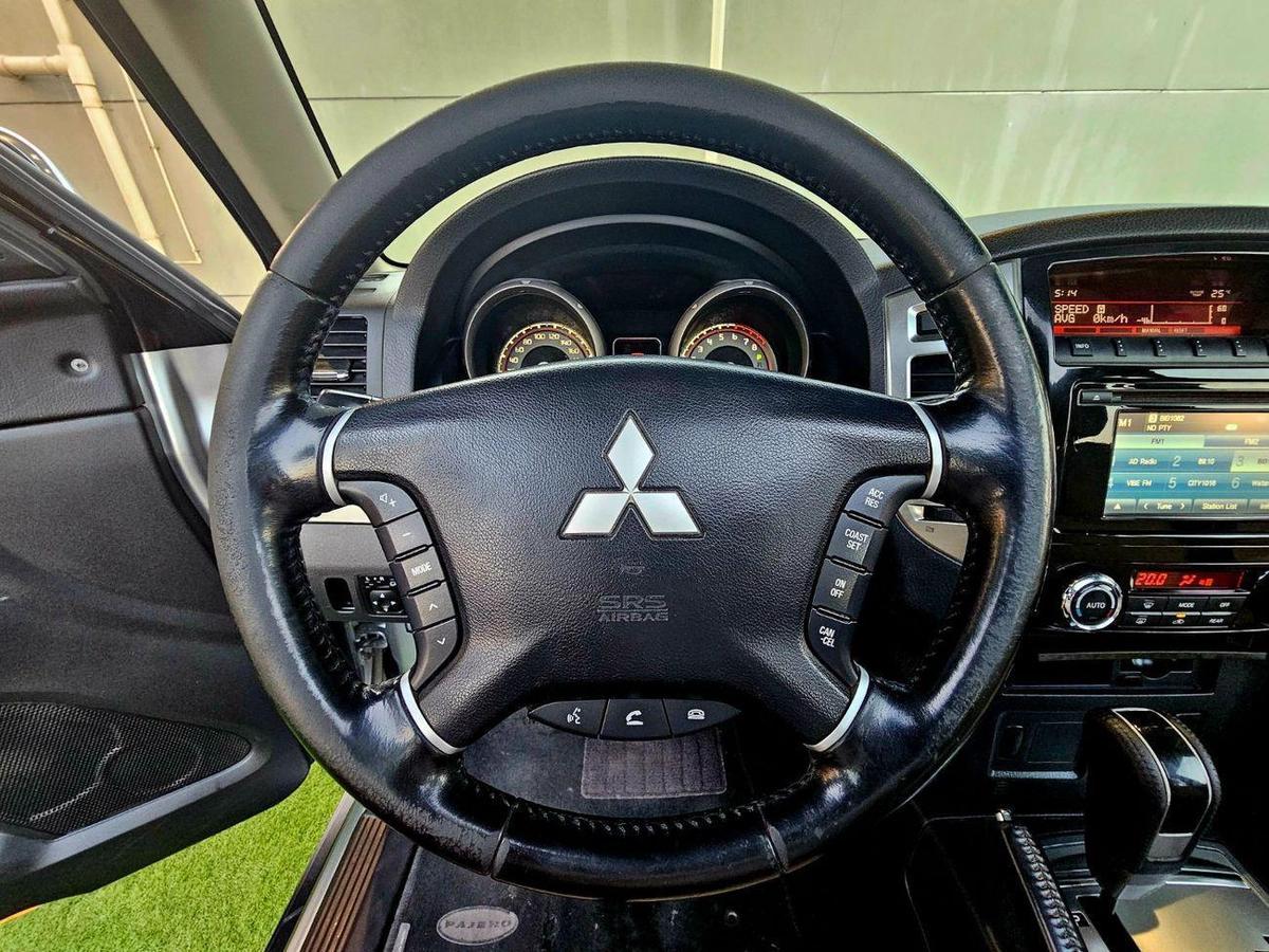 Mitsubishi Pajero GLS / SUNROOF/ LEATHER / ORIGINAL PAINT/ LOW MILEAGE / SINGLE OWNER-14-14