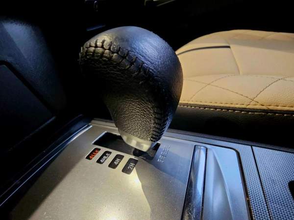 Mitsubishi Pajero GLS / SUNROOF/ LEATHER / ORIGINAL PAINT/ LOW MILEAGE / SINGLE OWNER