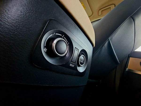 Mitsubishi Pajero GLS / SUNROOF/ LEATHER / ORIGINAL PAINT/ LOW MILEAGE / SINGLE OWNER