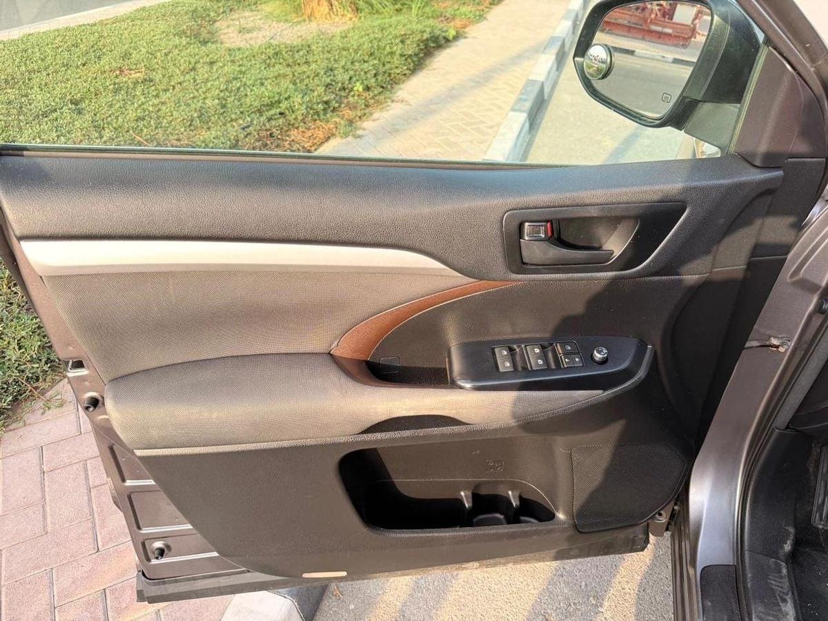 Toyota Highlander LE 3.5 L 2020 model-10-10