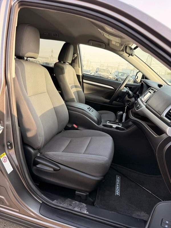 Toyota Highlander LE 3.5 L 2020 model