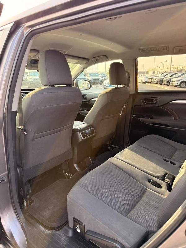 Toyota Highlander LE 3.5 L 2020 model