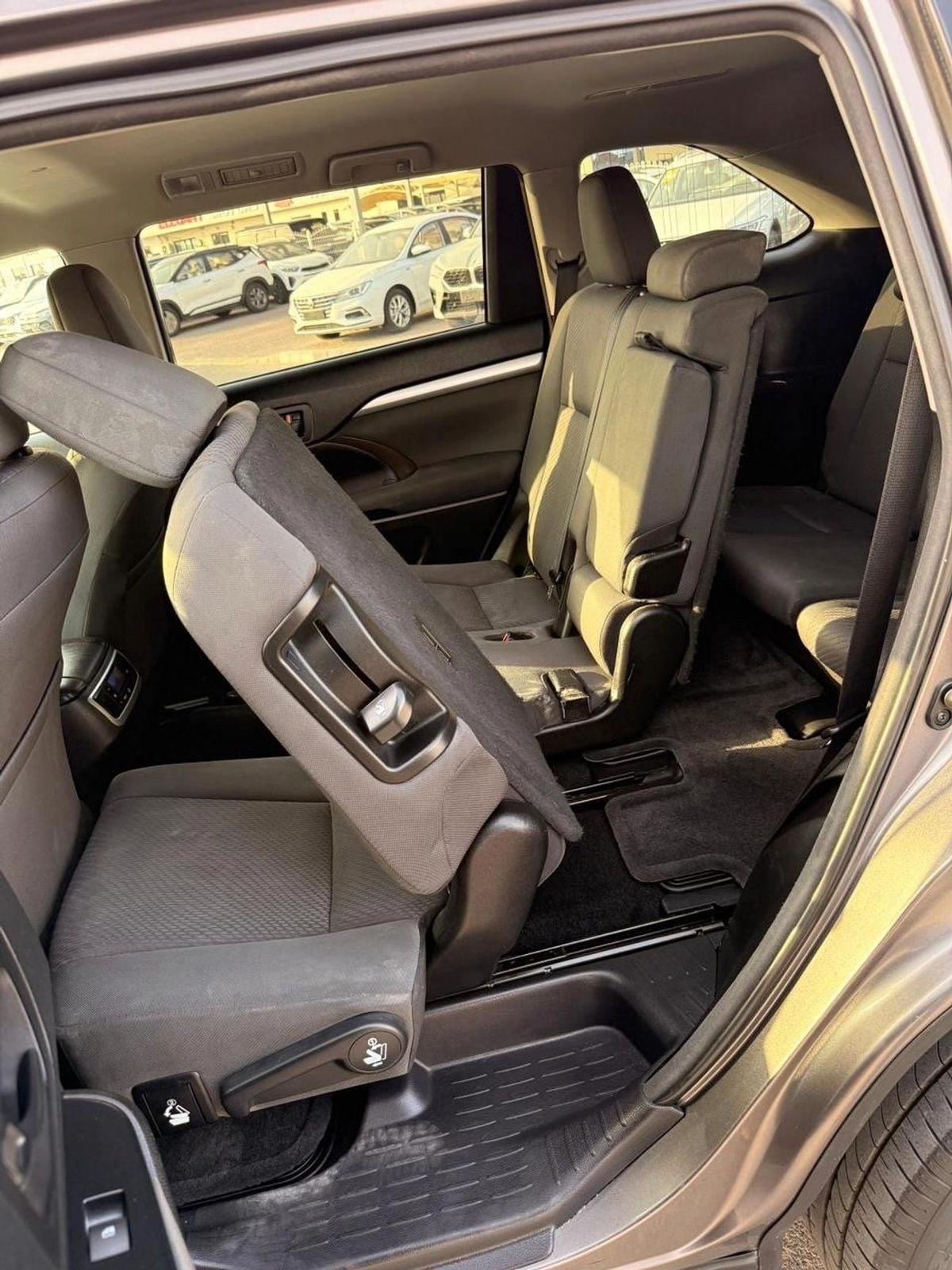 Toyota Highlander LE 3.5 L 2020 model-15-15