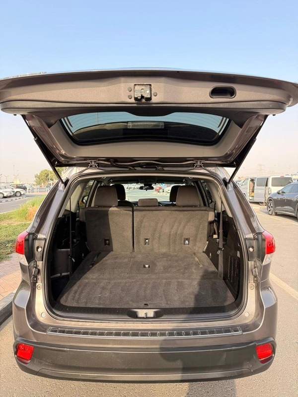 Toyota Highlander LE 3.5 L 2020 model