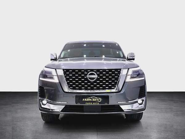 NISSAN PATROL V8 LE PLATINUM GCC FULLY LOADED + STARLIGHT + REAR ENTERTAINMENT + SIDE STEPS