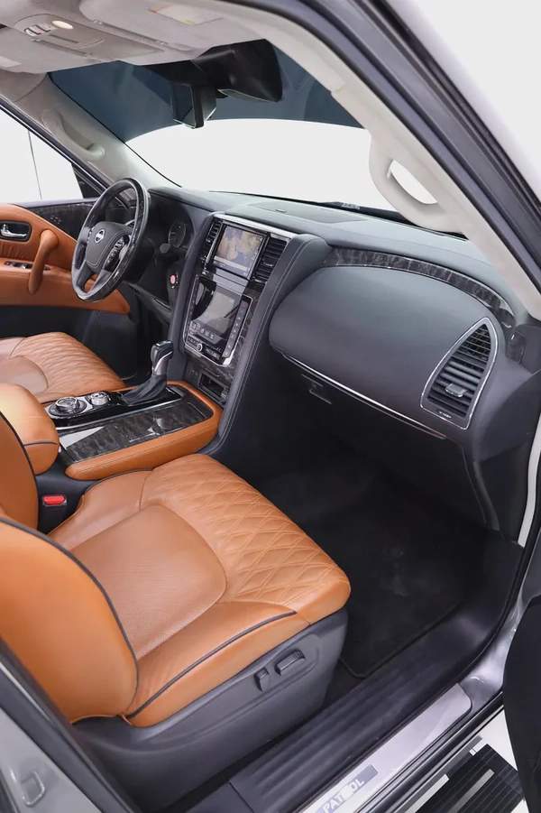 NISSAN PATROL V8 LE PLATINUM GCC FULLY LOADED + STARLIGHT + REAR ENTERTAINMENT + SIDE STEPS