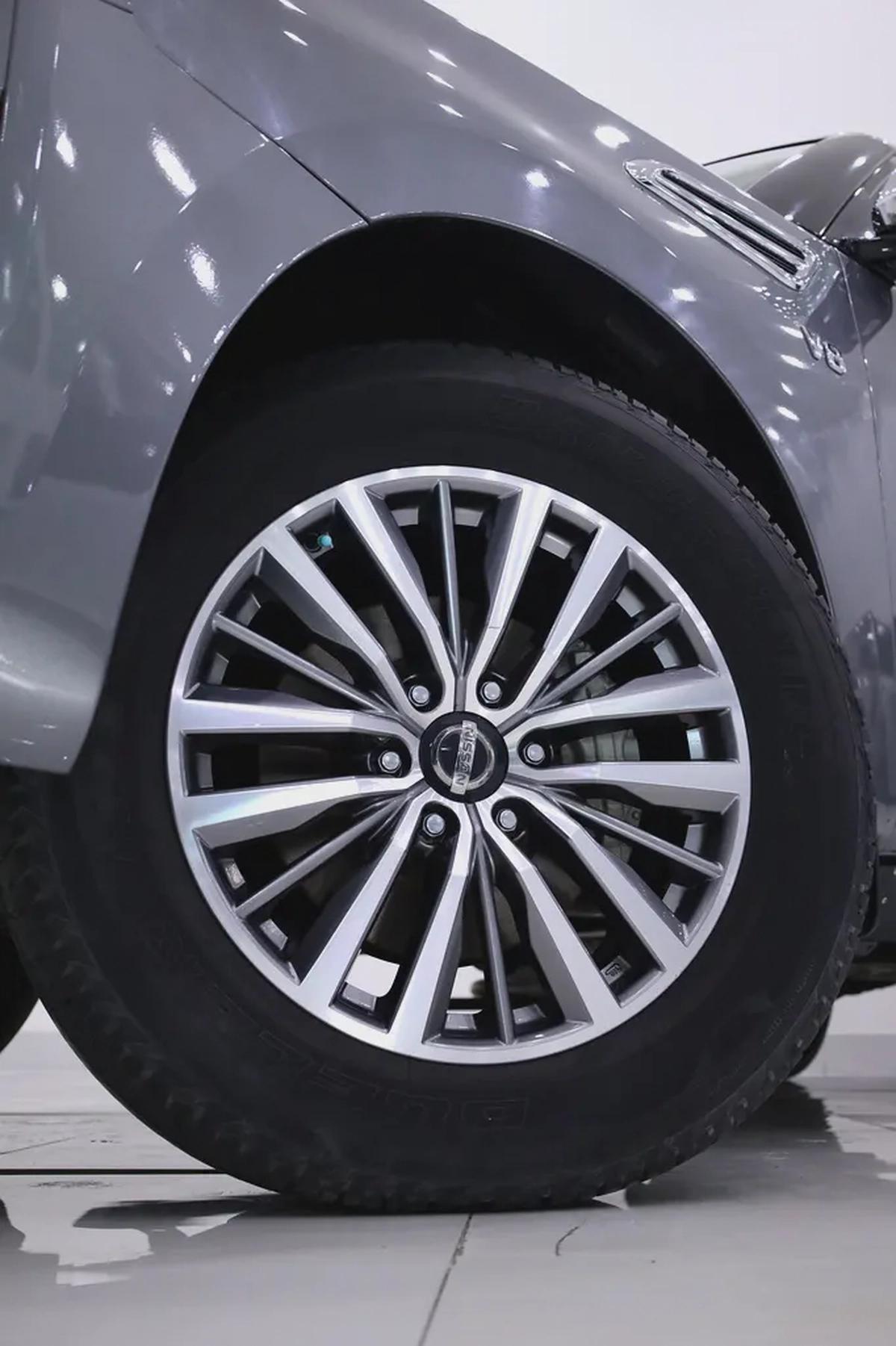 NISSAN PATROL V8 LE PLATINUM GCC FULLY LOADED + STARLIGHT + REAR ENTERTAINMENT + SIDE STEPS-7-7