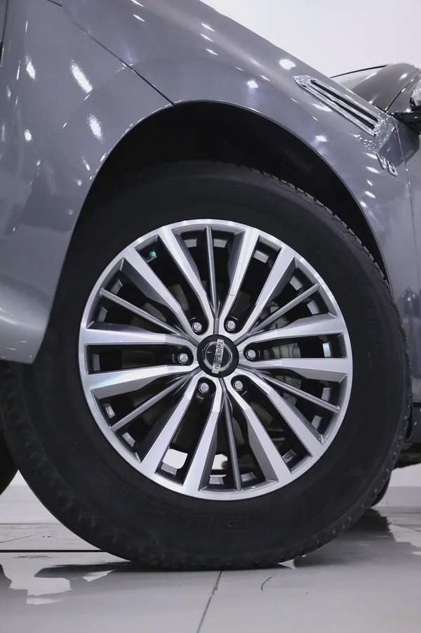 NISSAN PATROL V8 LE PLATINUM GCC FULLY LOADED + STARLIGHT + REAR ENTERTAINMENT + SIDE STEPS