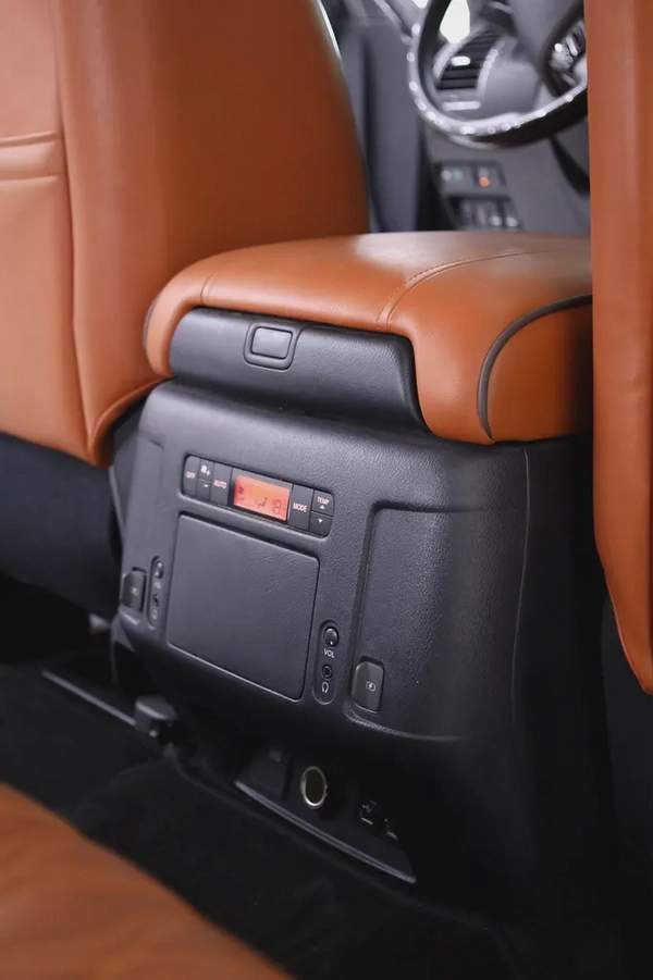 NISSAN PATROL V8 LE PLATINUM GCC FULLY LOADED + STARLIGHT + REAR ENTERTAINMENT + SIDE STEPS