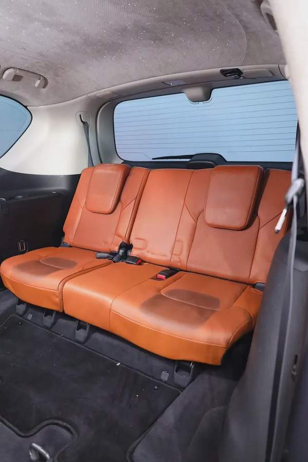 NISSAN PATROL V8 LE PLATINUM GCC FULLY LOADED + STARLIGHT + REAR ENTERTAINMENT + SIDE STEPS