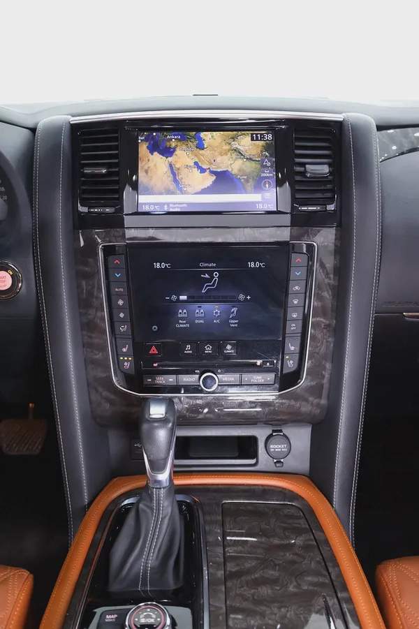 NISSAN PATROL V8 LE PLATINUM GCC FULLY LOADED + STARLIGHT + REAR ENTERTAINMENT + SIDE STEPS