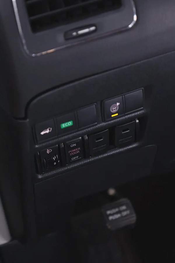 NISSAN PATROL V8 LE PLATINUM GCC FULLY LOADED + STARLIGHT + REAR ENTERTAINMENT + SIDE STEPS