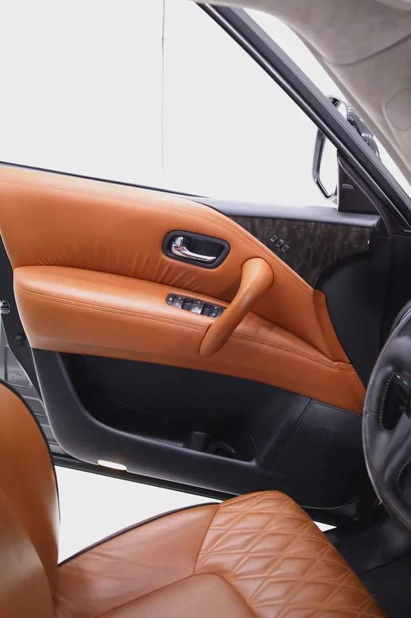 NISSAN PATROL V8 LE PLATINUM GCC FULLY LOADED + STARLIGHT + REAR ENTERTAINMENT + SIDE STEPS