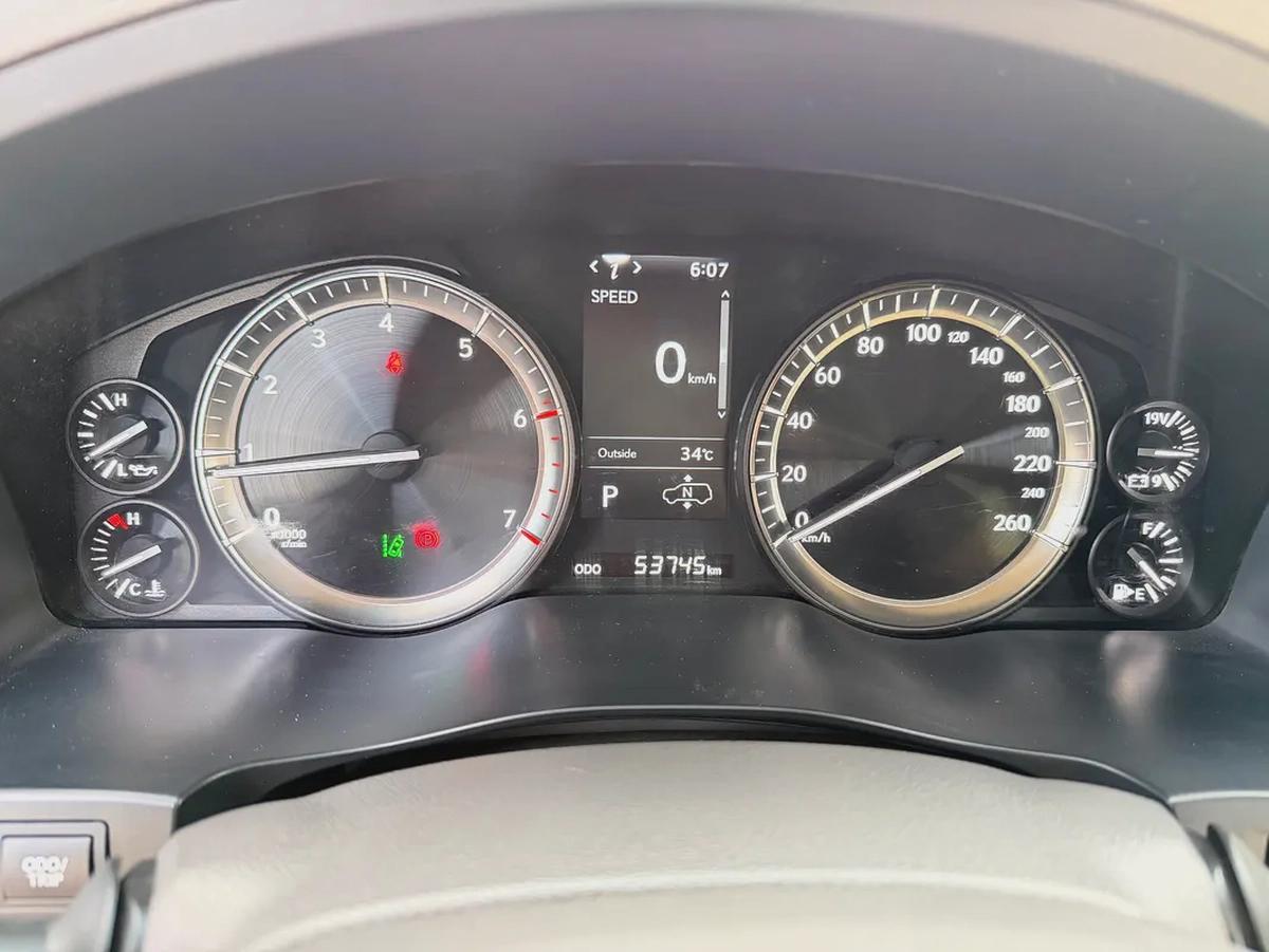 لكزس LX570 بلاتينيوم ابيض / بيج 2020 (الفطيم)-13-13