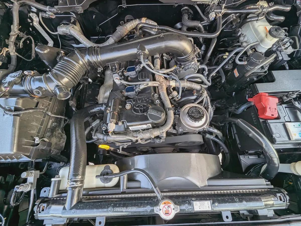 TOYOTA HILUX 2017 FACELIFTED 2025 ADVENTURE GCC V4 2.7L 4X4 IIN EXCELLENT CONDITION-8-8