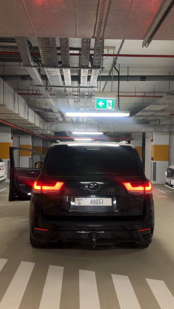 Land Cruiser Black Edition