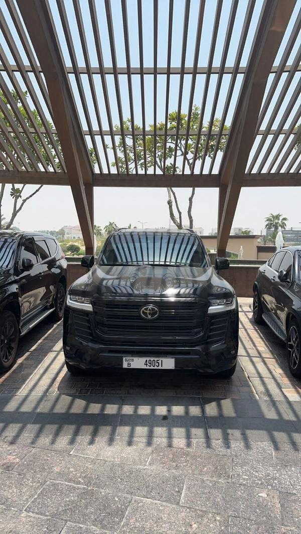 Land Cruiser Black Edition
