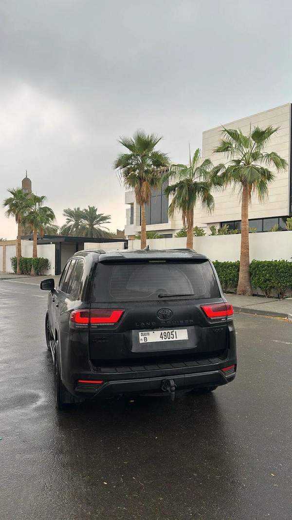 Land Cruiser Black Edition