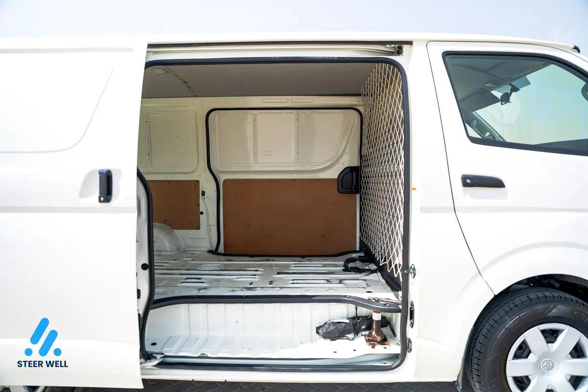 Toyota Hiace GL 2022 - GCC Specs - Excellent Condition-8-8